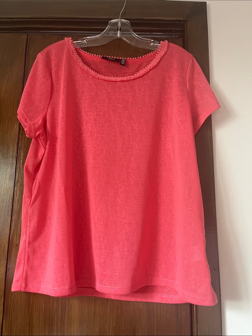 Short-Sleeve Coral Knit Top with Decorative Neck Trim